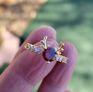 Elegant Gold and Red Gemstone Ring